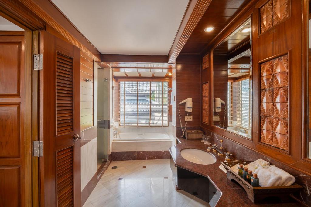 11 Nights Holiday at Dubai, Phuket and Krabi with Breakfast, Starting from £1499 pp