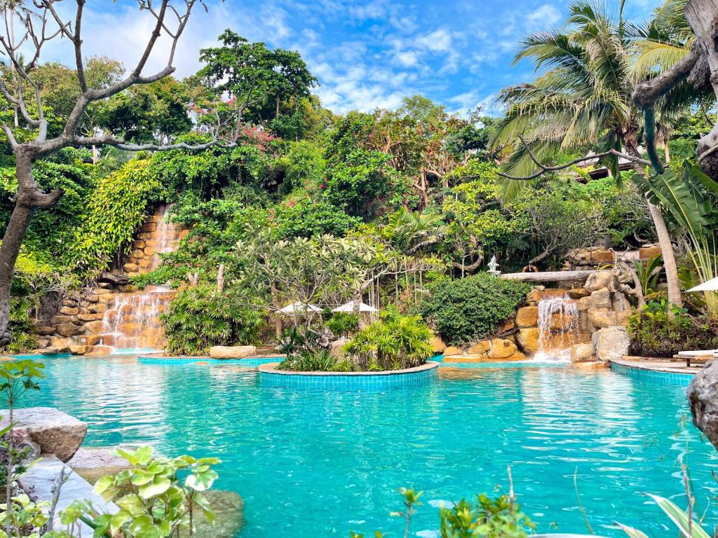 10 Nights Escape to Paradise: Unforgetable Full Moon Party Getaway in Koh Samui & Koh Phangan! For just £1,399pp!