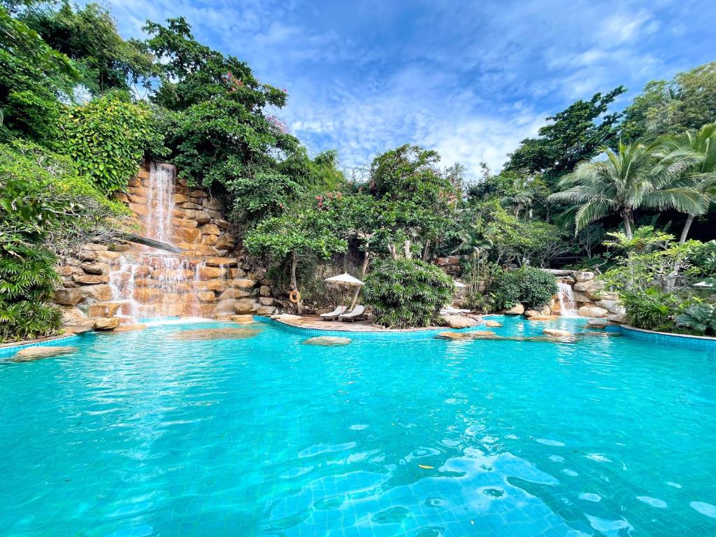 10 Nights Escape to Paradise: Unforgetable Full Moon Party Getaway in Koh Samui & Koh Phangan! For just £1,399pp!