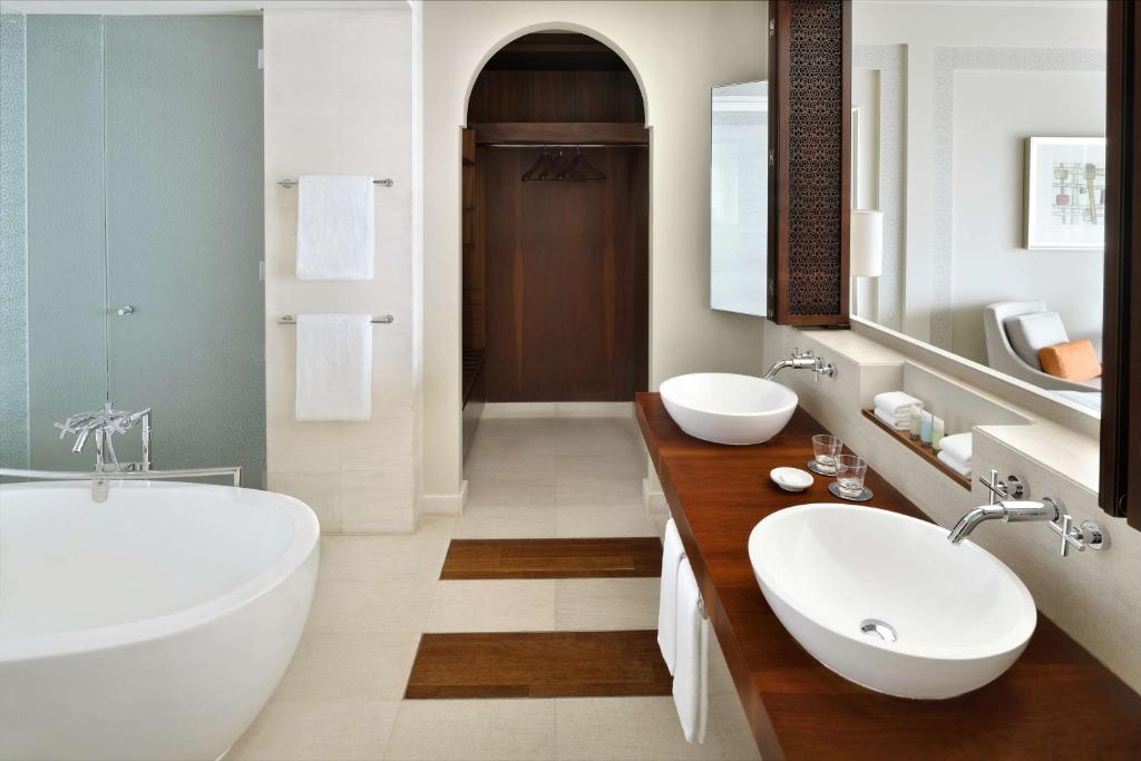 11 Nights Holiday at Dubai, Phuket and Krabi with Breakfast, Starting from £1499 pp