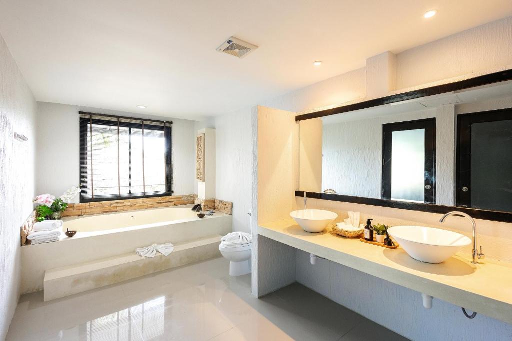 Thailand Twin Destination: 9 Nights in Bangkok and Koh Samui with Breakfast