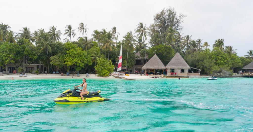 “Experience the Best of Both Worlds: 10 Nights in Abu Dhabi and the Maldives”