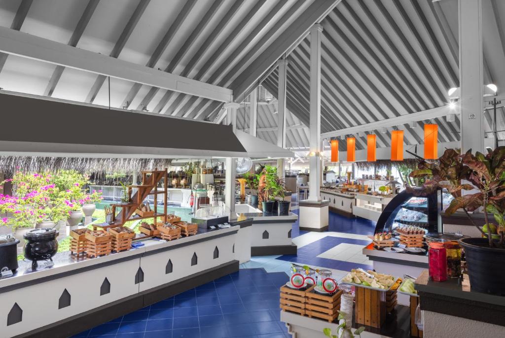 “Experience the Best of Both Worlds: 10 Nights in Abu Dhabi and the Maldives”