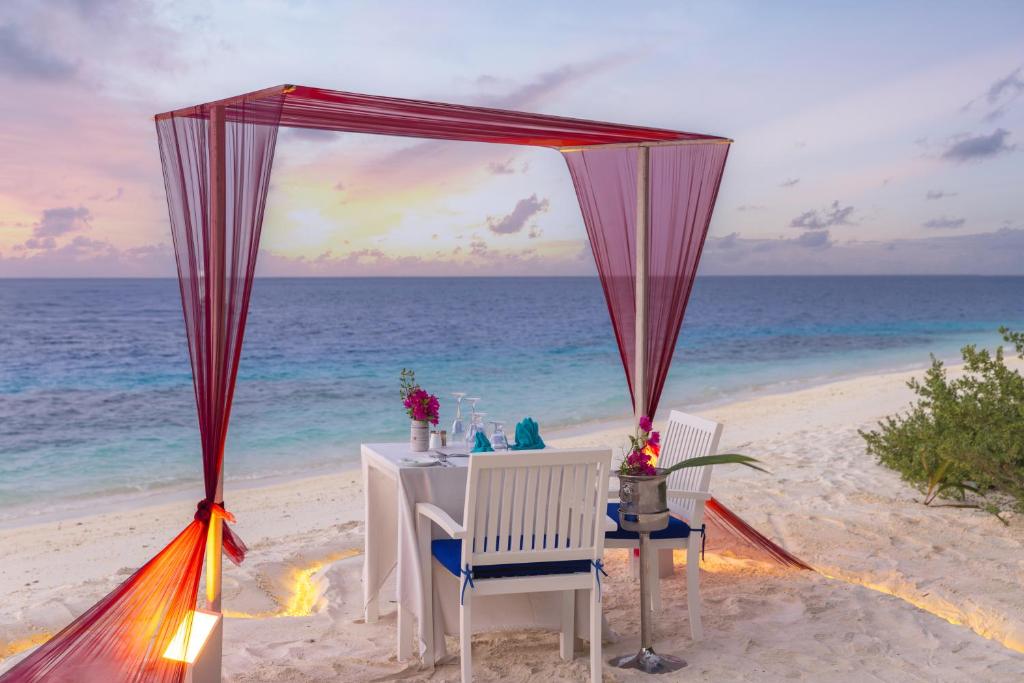 “Experience the Best of Both Worlds: 10 Nights in Abu Dhabi and the Maldives”