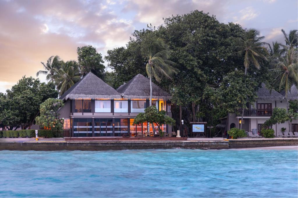 “Experience the Best of Both Worlds: 10 Nights in Abu Dhabi and the Maldives”