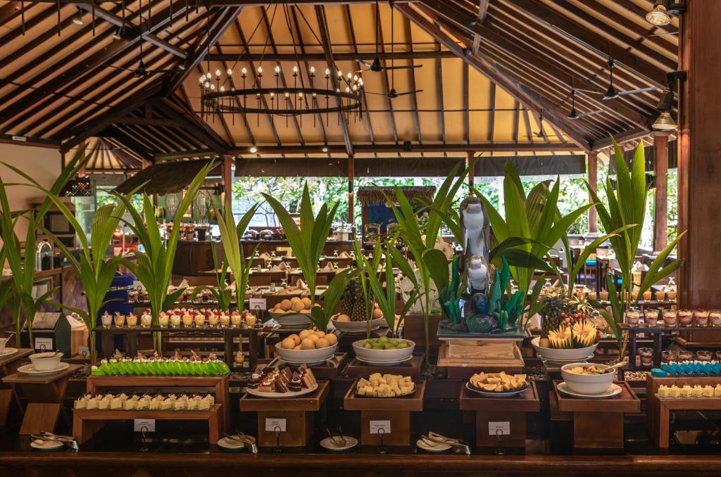 10 Nights Multi-Center holiday break at the Marvelous Maldives & Scintillating Singapore Starting from £1799 pp