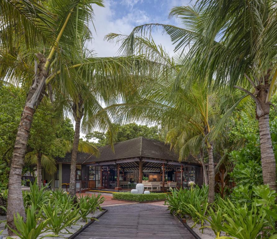 10 Nights Multi-Center holiday break at the Marvelous Maldives & Scintillating Singapore Starting from £1799 pp