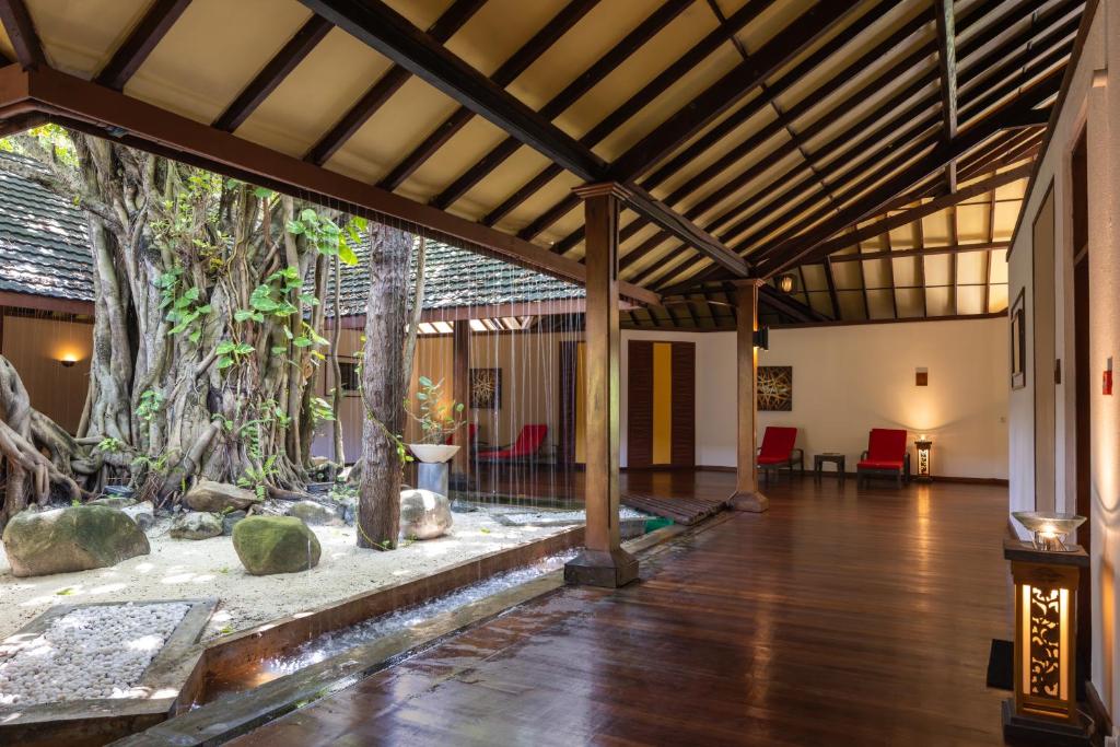 10 Nights Multi-Center holiday break at the Marvelous Maldives & Scintillating Singapore Starting from £1799 pp