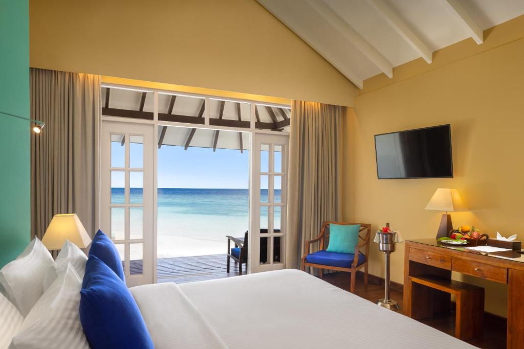 10 Nights Multi-Center holiday break at the Marvelous Maldives & Scintillating Singapore Starting from £1799 pp