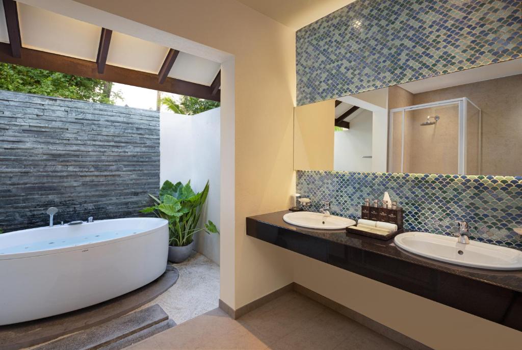 10 Nights Multi-Center holiday break at the Marvelous Maldives & Scintillating Singapore Starting from £1799 pp