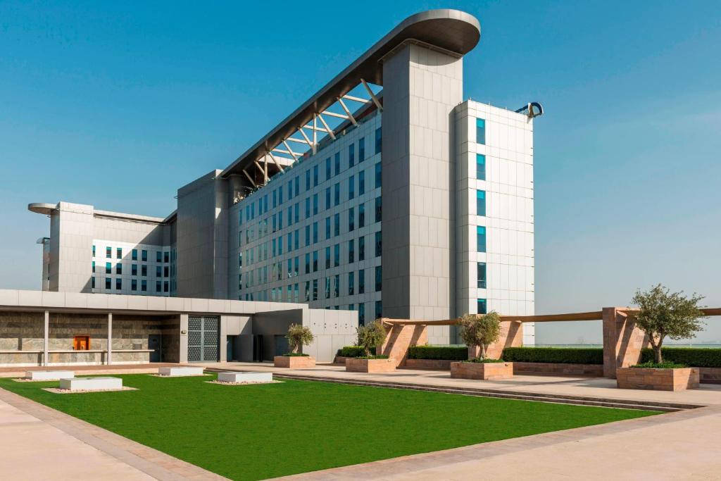 Twin Center Gwtaway: 10 Nights in Grand Water Villa Sun Siyam Olhuveli, Maldives & Abu Dhabi, w/flights & transfers at £2,899 pp