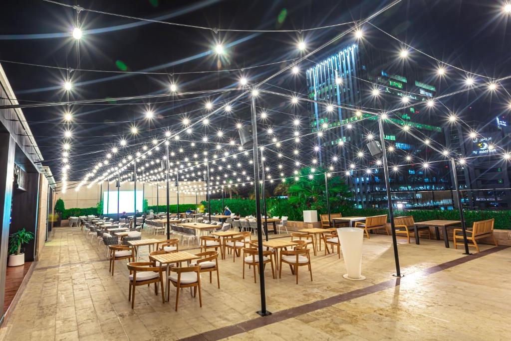 Twin Center Gwtaway: 10 Nights in Grand Water Villa Sun Siyam Olhuveli, Maldives & Abu Dhabi, w/flights & transfers at £2,899 pp