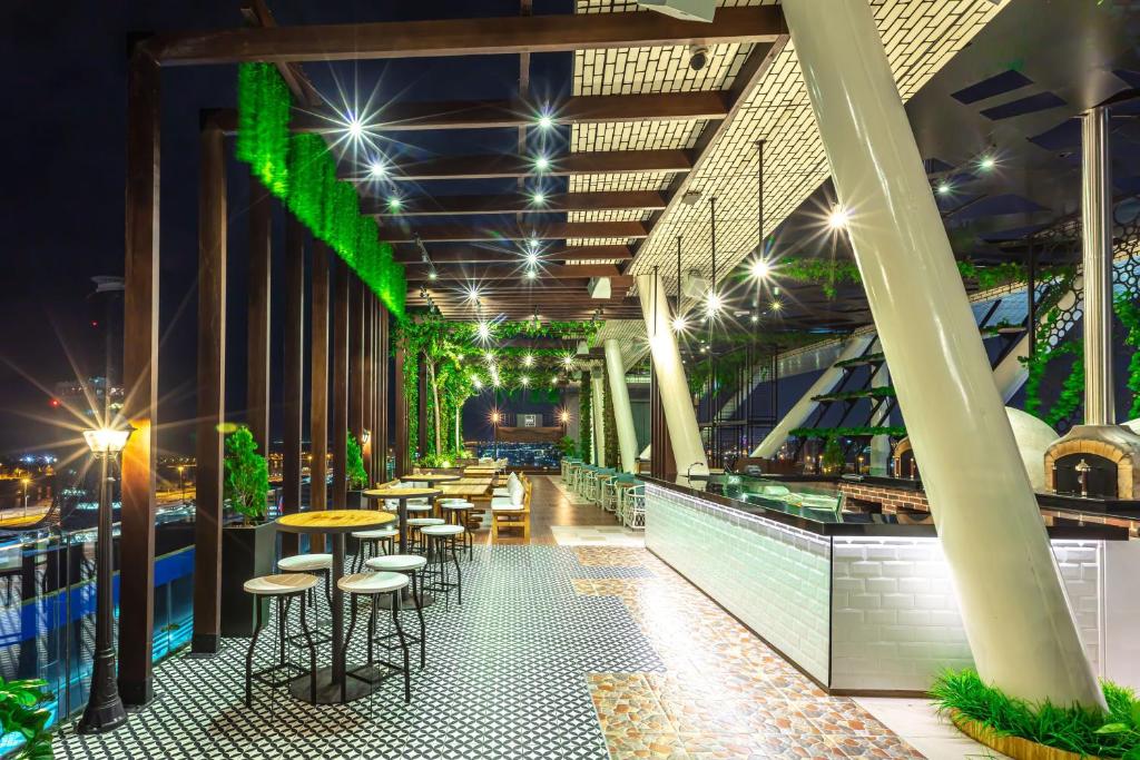 Twin Center Gwtaway: 10 Nights in Grand Water Villa Sun Siyam Olhuveli, Maldives & Abu Dhabi, w/flights & transfers at £2,899 pp