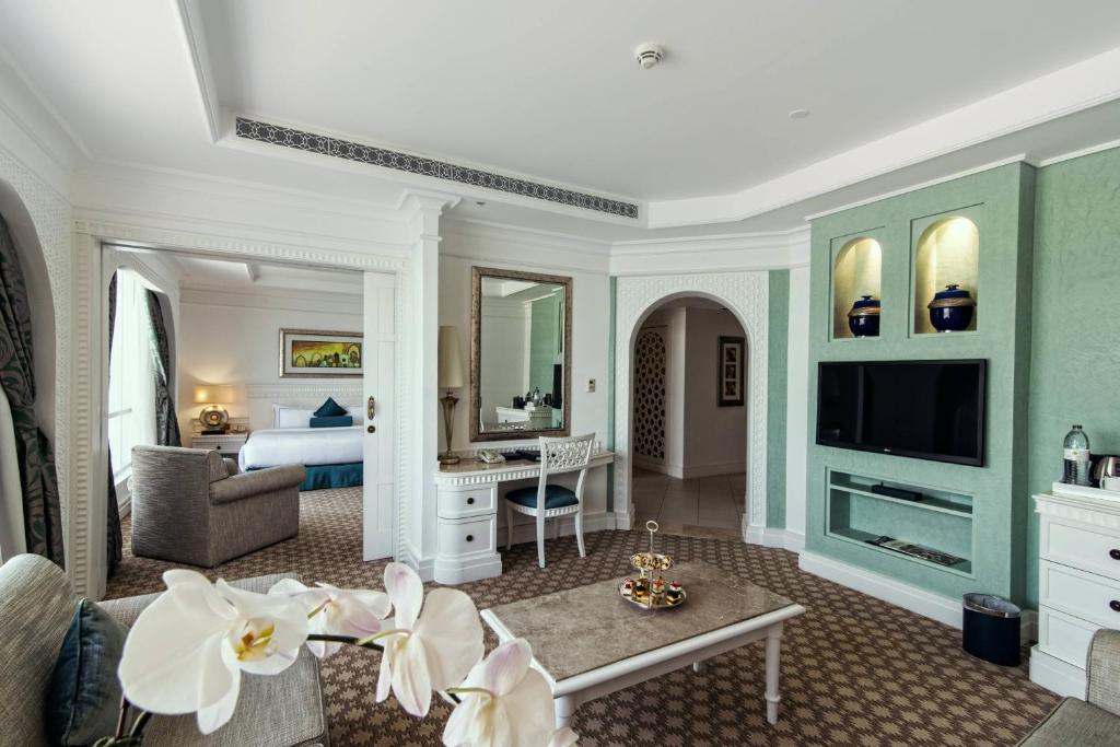 10 Nights of Ultimate Luxury: Dubai & Maldives Getaway! Price starting from £ 2,249/pp