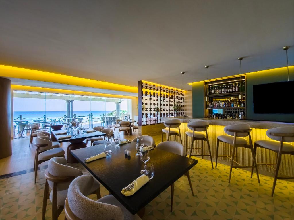 Twin Center Holiday Deal Orlando + Cancun10 Nights from £1,279