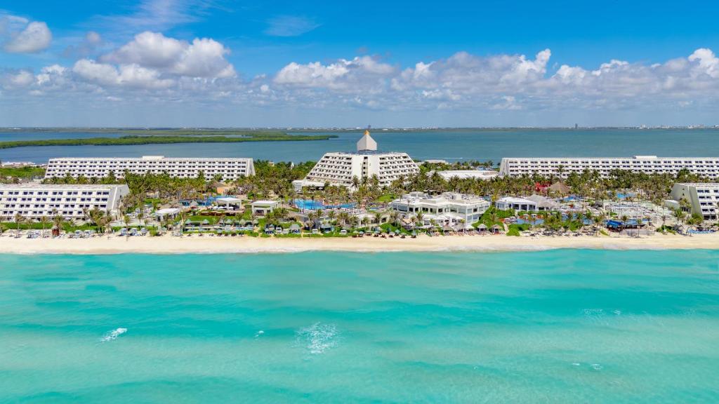 From Sun Kissed Beaches to Urban Delights! Spectacular Adventure in Cancun & Los Angeles, All Inclusive