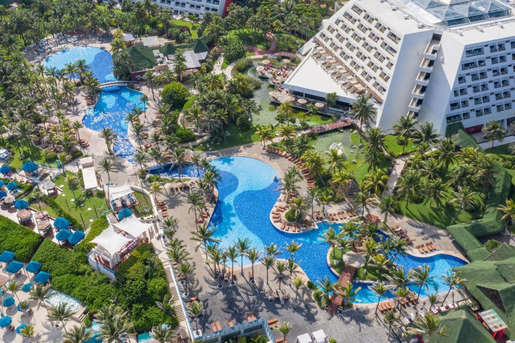 From Sun Kissed Beaches to Urban Delights! Spectacular Adventure in Cancun & Los Angeles, All Inclusive