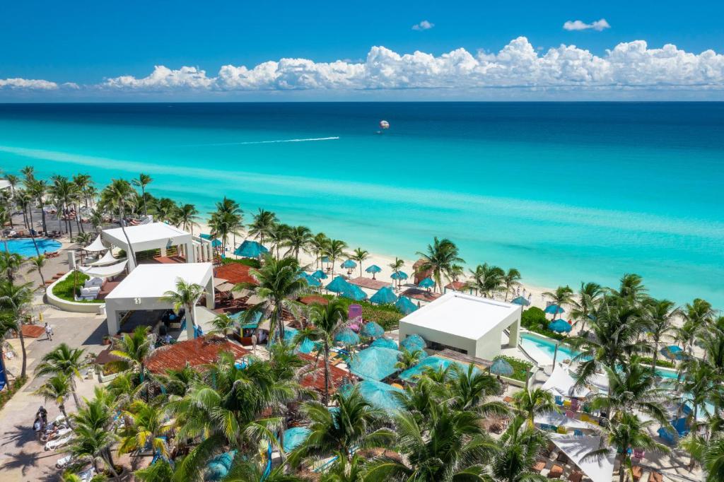 From Sun Kissed Beaches to Urban Delights! Spectacular Adventure in Cancun & Los Angeles, All Inclusive