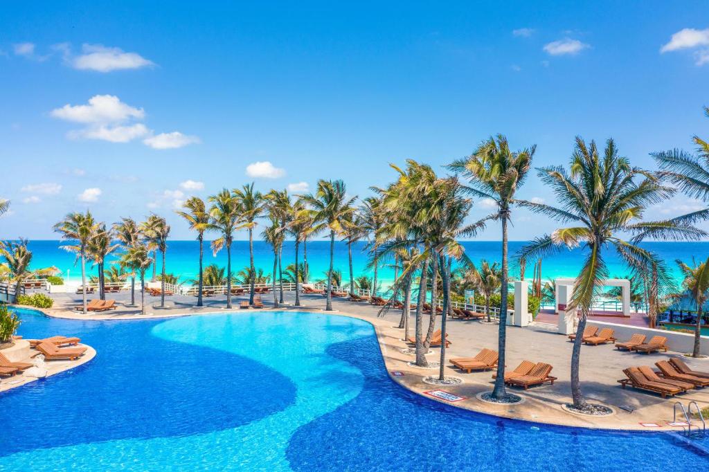 From Sun Kissed Beaches to Urban Delights! Spectacular Adventure in Cancun & Los Angeles, All Inclusive