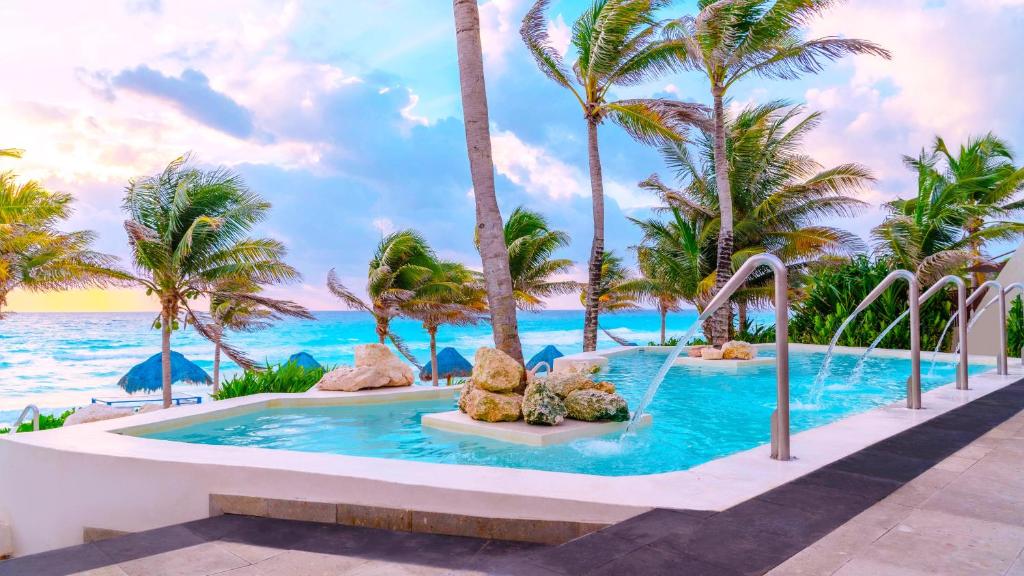 From Sun Kissed Beaches to Urban Delights! Spectacular Adventure in Cancun & Los Angeles, All Inclusive