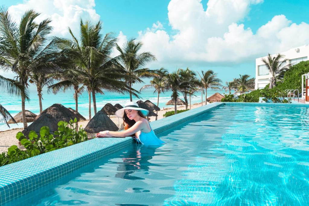 From Sun Kissed Beaches to Urban Delights! Spectacular Adventure in Cancun & Los Angeles, All Inclusive