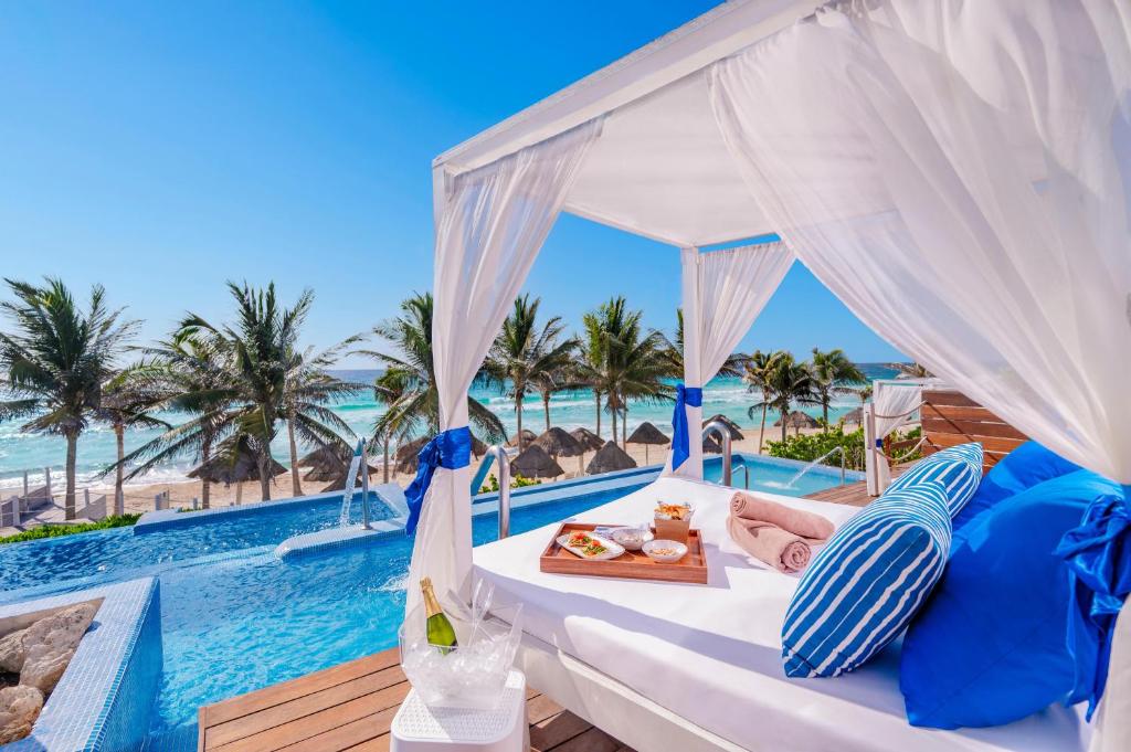 From Sun Kissed Beaches to Urban Delights! Spectacular Adventure in Cancun & Los Angeles, All Inclusive