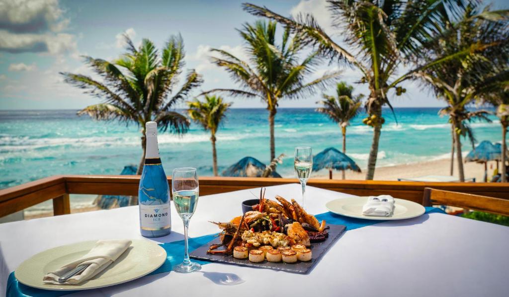 From Sun Kissed Beaches to Urban Delights! Spectacular Adventure in Cancun & Los Angeles, All Inclusive
