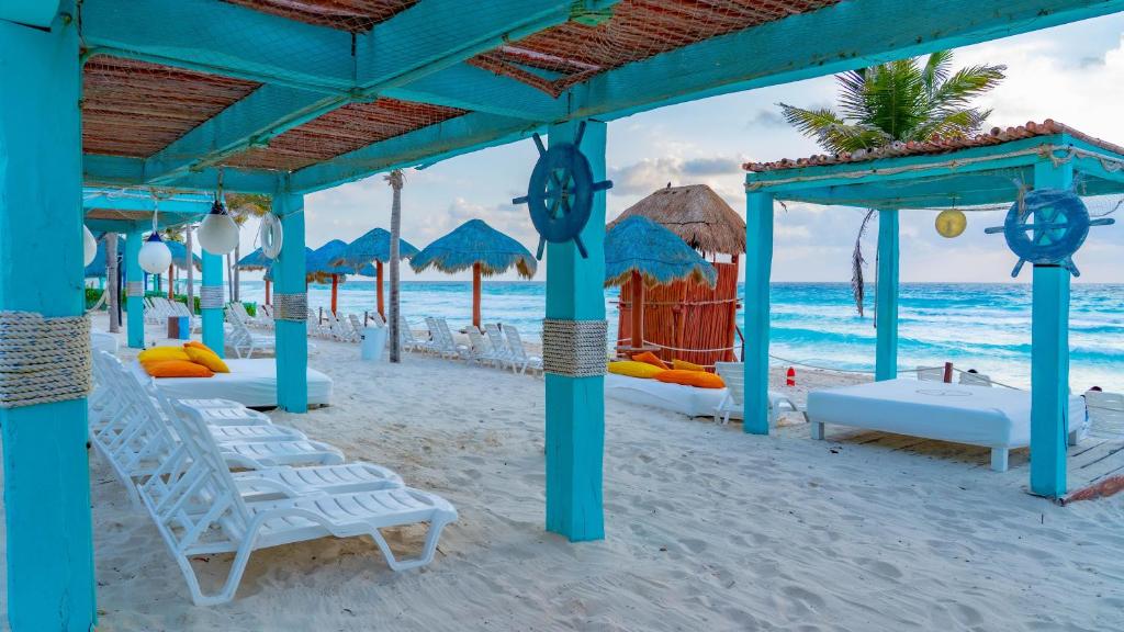 From Sun Kissed Beaches to Urban Delights! Spectacular Adventure in Cancun & Los Angeles, All Inclusive