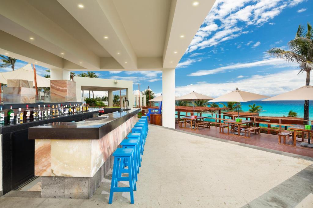From Sun Kissed Beaches to Urban Delights! Spectacular Adventure in Cancun & Los Angeles, All Inclusive
