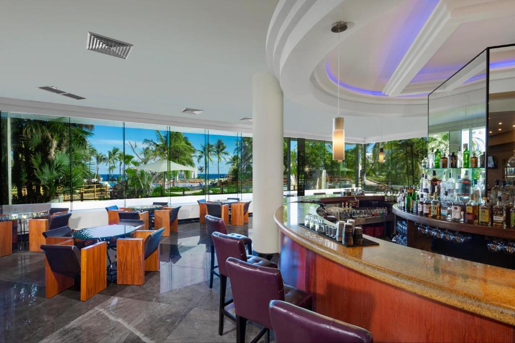 From Sun Kissed Beaches to Urban Delights! Spectacular Adventure in Cancun & Los Angeles, All Inclusive