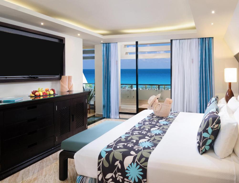 From Sun Kissed Beaches to Urban Delights! Spectacular Adventure in Cancun & Los Angeles, All Inclusive