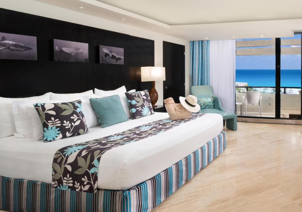 From Sun Kissed Beaches to Urban Delights! Spectacular Adventure in Cancun & Los Angeles, All Inclusive