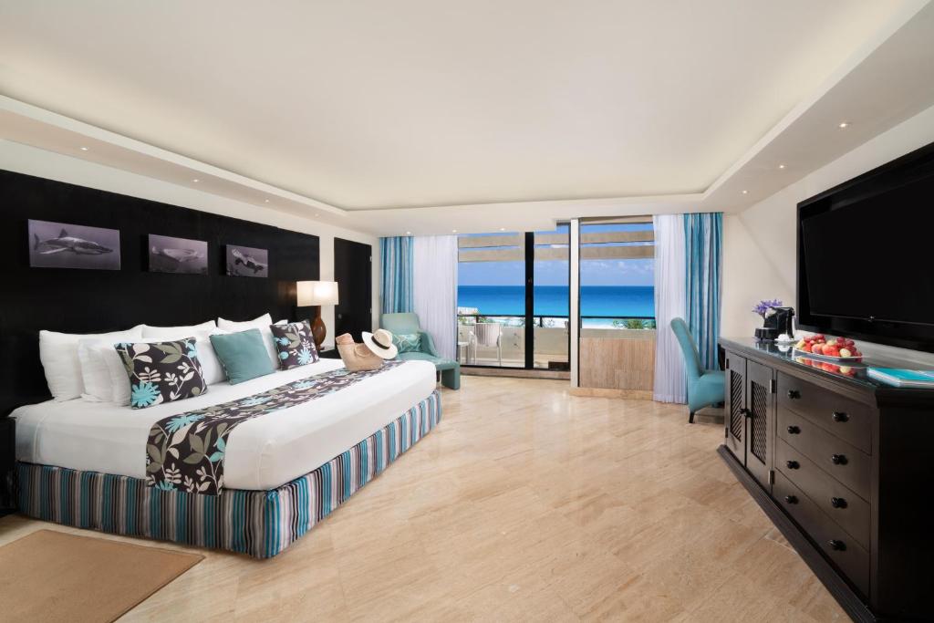 From Sun Kissed Beaches to Urban Delights! Spectacular Adventure in Cancun & Los Angeles, All Inclusive