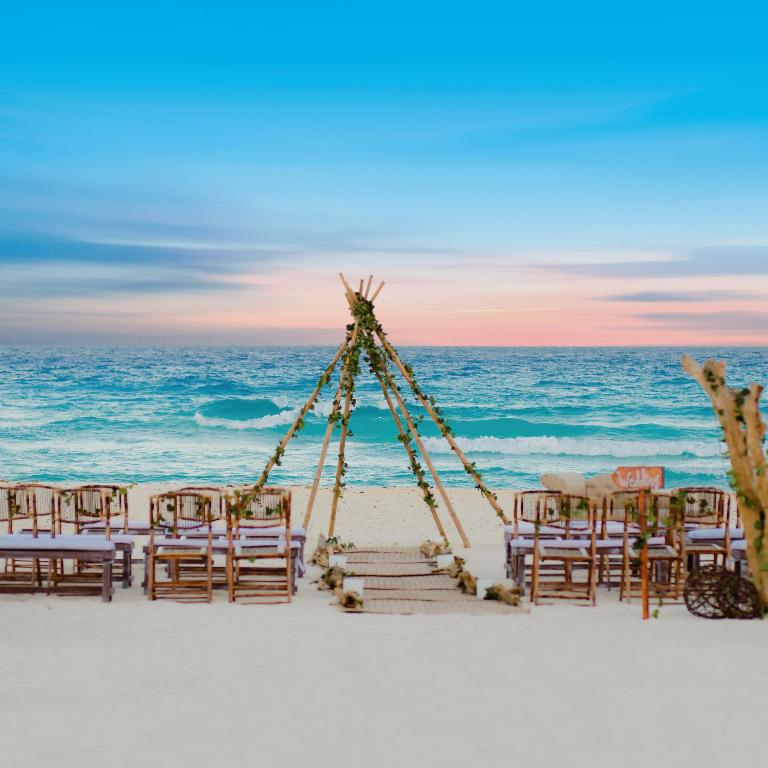 From Sun Kissed Beaches to Urban Delights! Spectacular Adventure in Cancun & Los Angeles, All Inclusive
