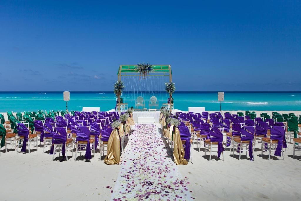 From Sun Kissed Beaches to Urban Delights! Spectacular Adventure in Cancun & Los Angeles, All Inclusive