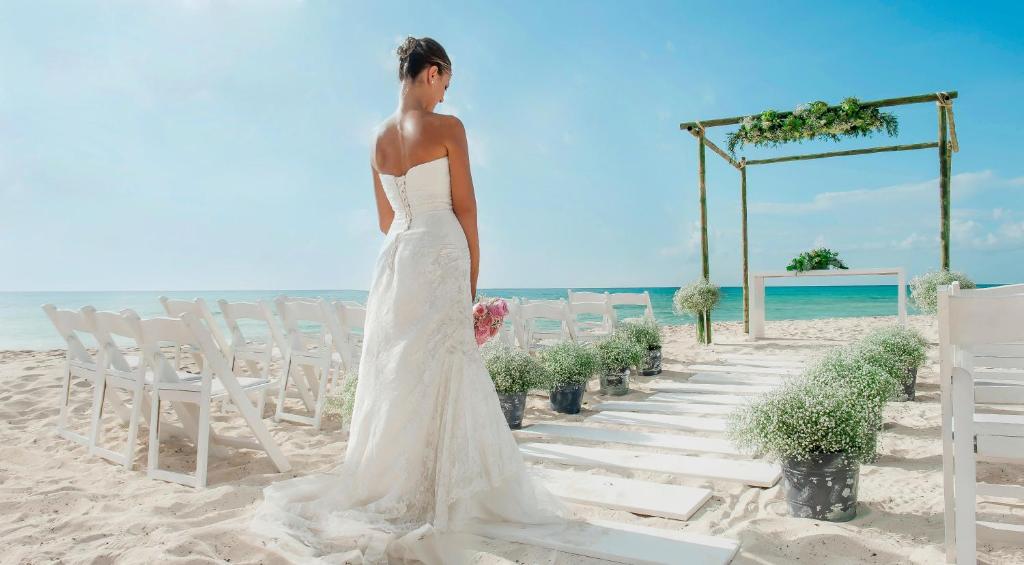 From Sun Kissed Beaches to Urban Delights! Spectacular Adventure in Cancun & Los Angeles, All Inclusive