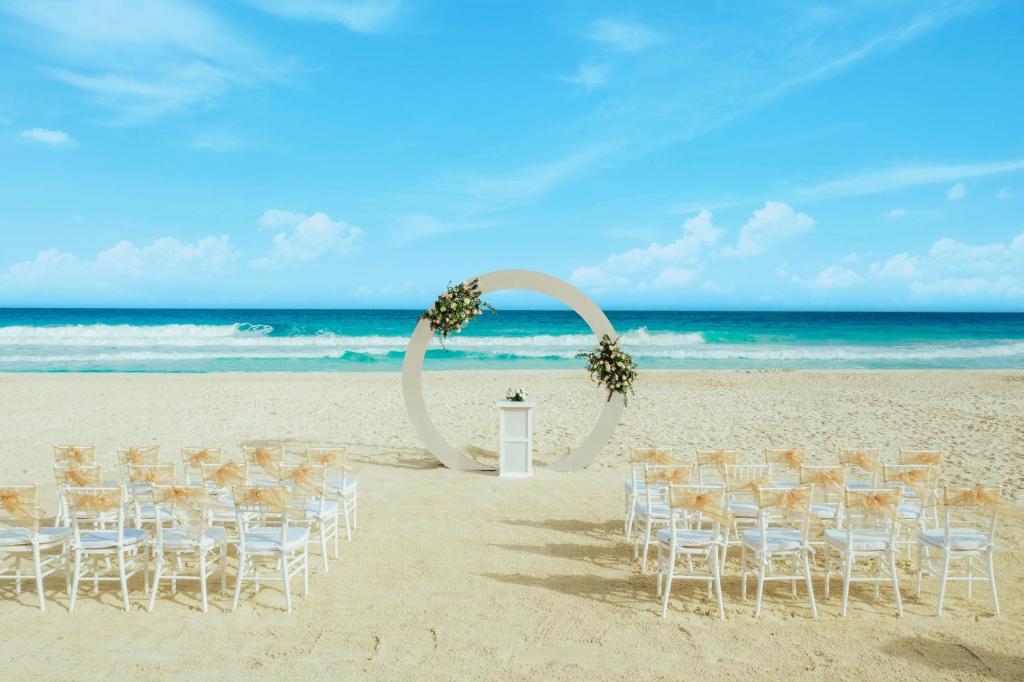 From Sun Kissed Beaches to Urban Delights! Spectacular Adventure in Cancun & Los Angeles, All Inclusive