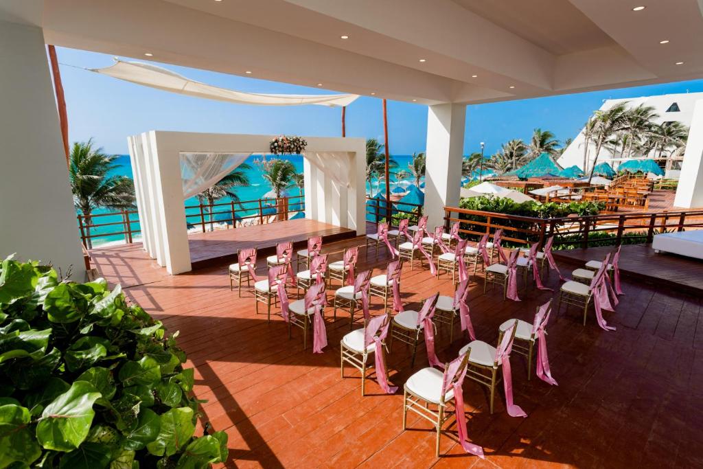 From Sun Kissed Beaches to Urban Delights! Spectacular Adventure in Cancun & Los Angeles, All Inclusive