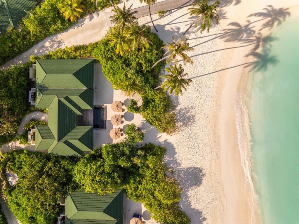 10 Nights of Unmatched Luxury Dubai Elegance Meets Maldivian Paradise Free Upgrade to Lagoon Villa + Pool & SLide with 24 Hour Premium All-Inclusive Benefits Only in £2999/PP