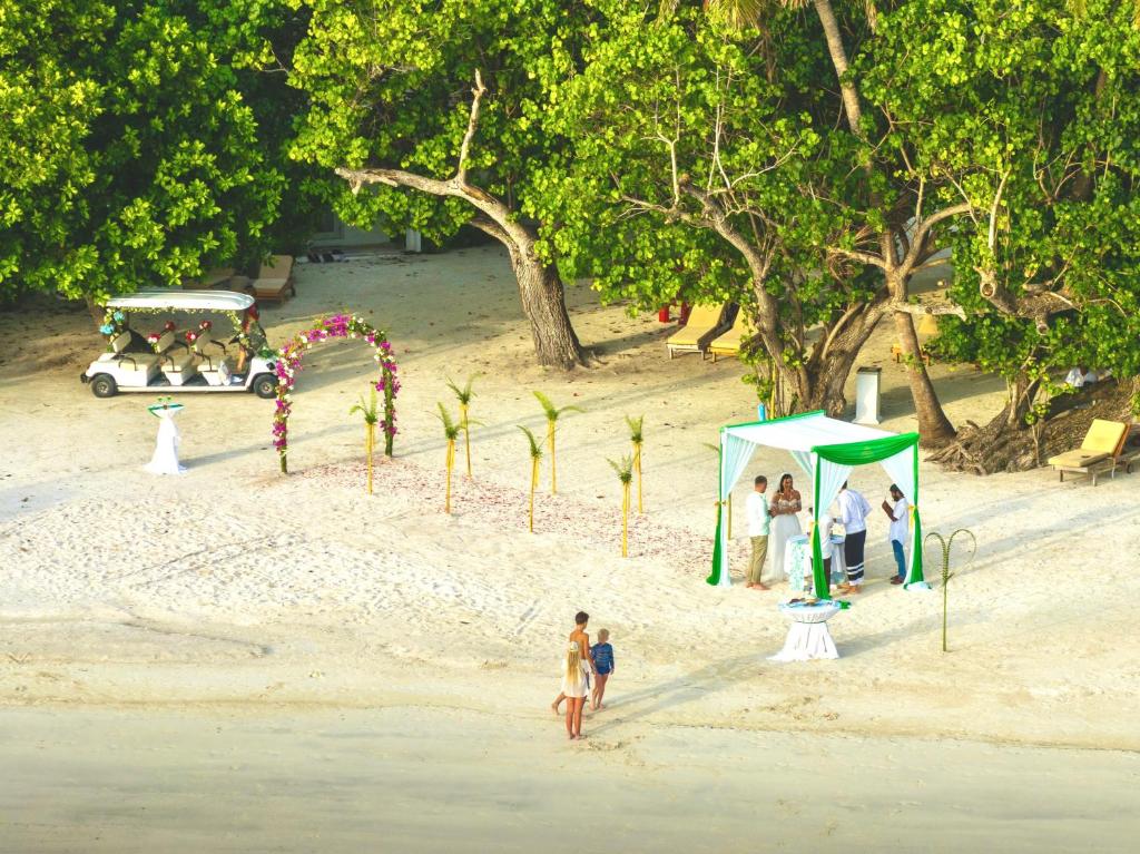 “07 Night Escape to Paradise Bandos Maldives with Standard Beachfront Room”