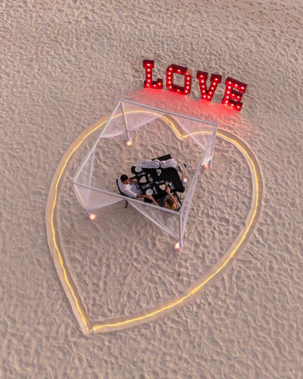 14 Days – Taj Mahal by Day, Turquoise Waters by Night From £2,249pp All-Inclusive