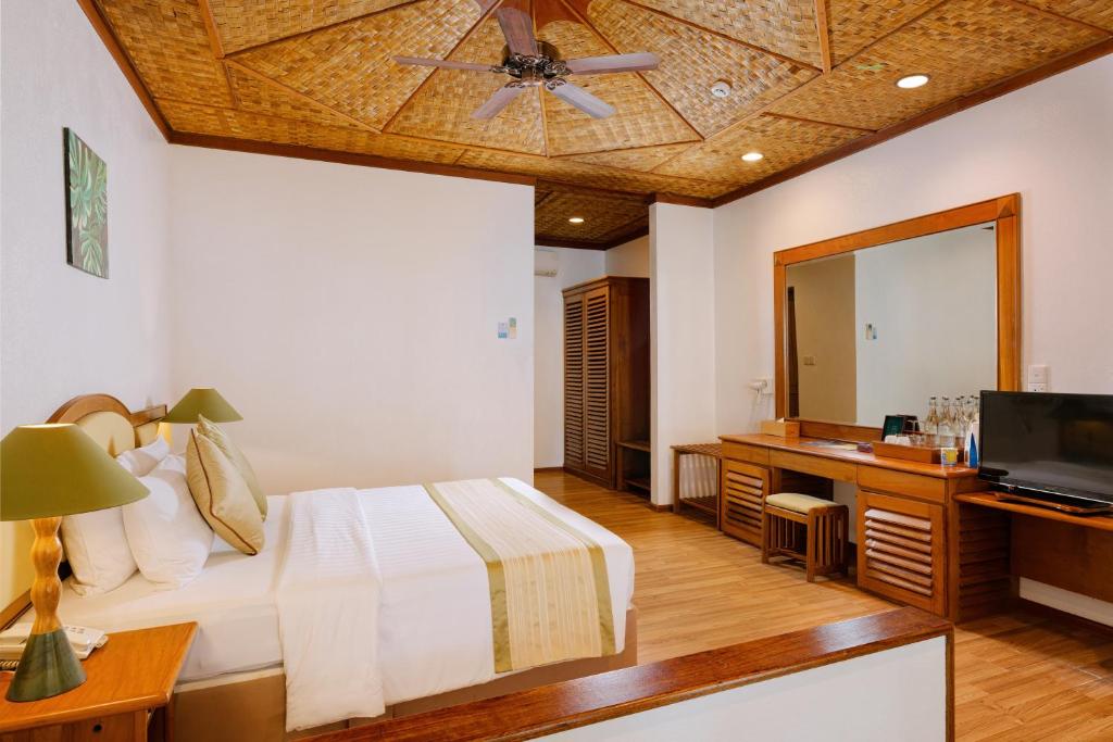 “07 Night Escape to Paradise Bandos Maldives with Standard Beachfront Room”