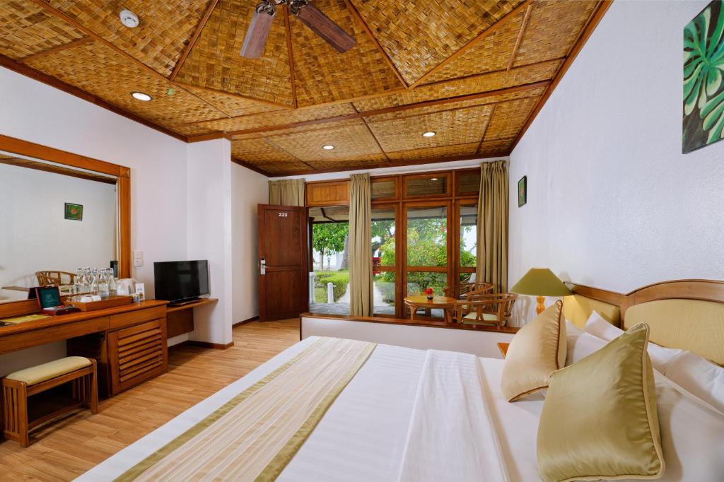 “07 Night Escape to Paradise Bandos Maldives with Standard Beachfront Room”