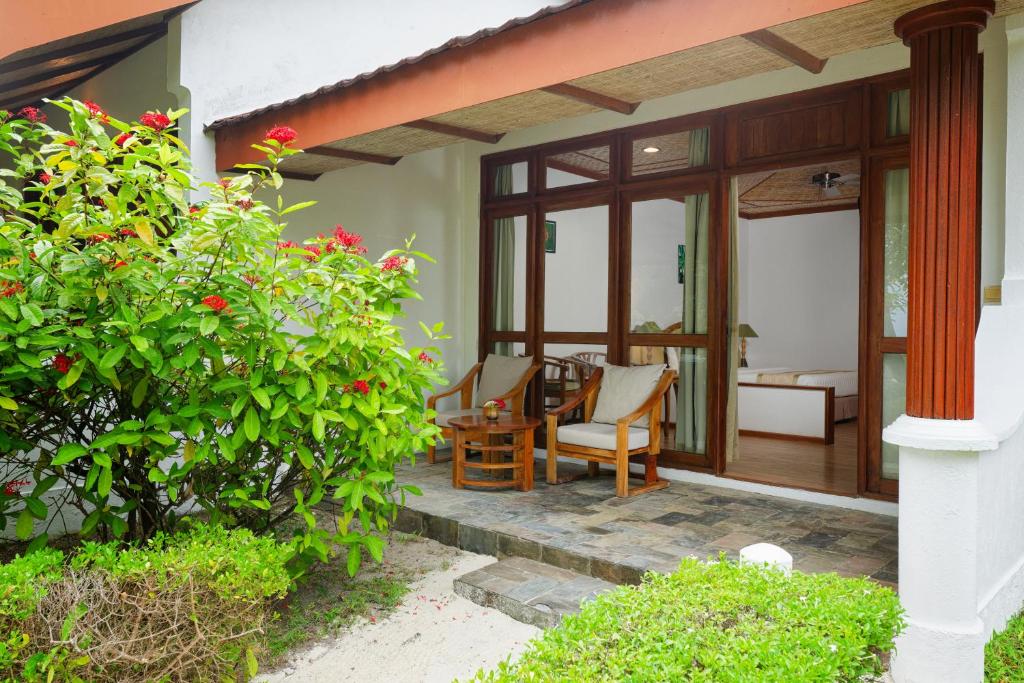 “07 Night Escape to Paradise Bandos Maldives with Standard Beachfront Room”