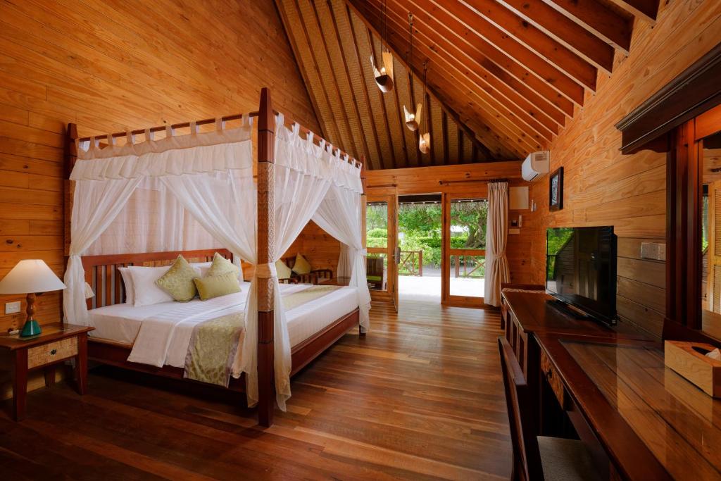 “07 Night Escape to Paradise Bandos Maldives with Standard Beachfront Room”