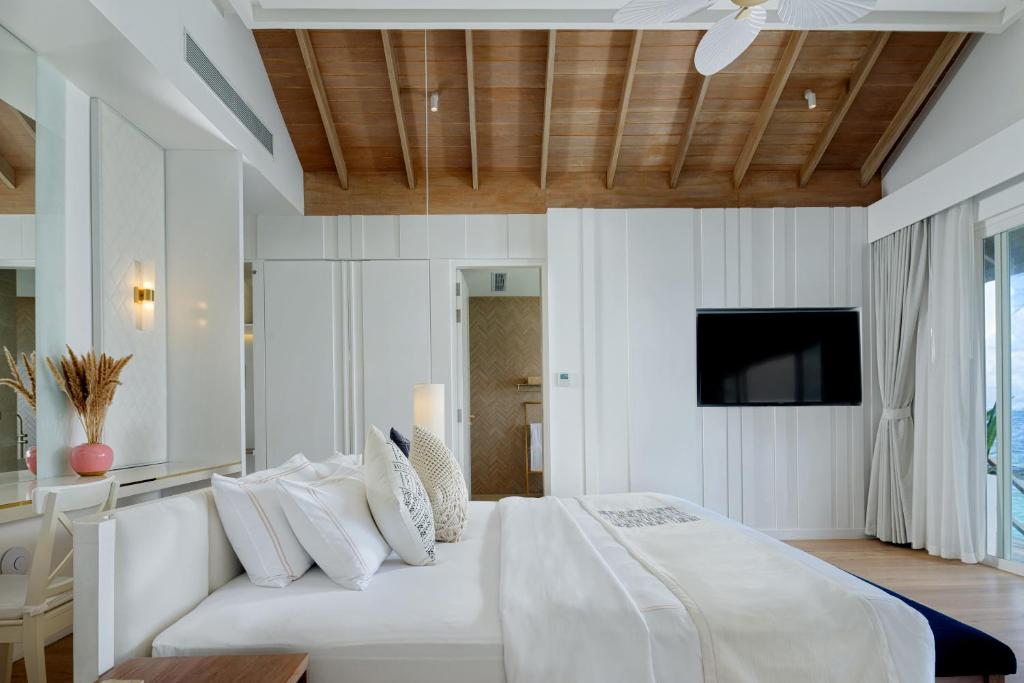 “07 Night Escape to Paradise Bandos Maldives with Standard Beachfront Room”