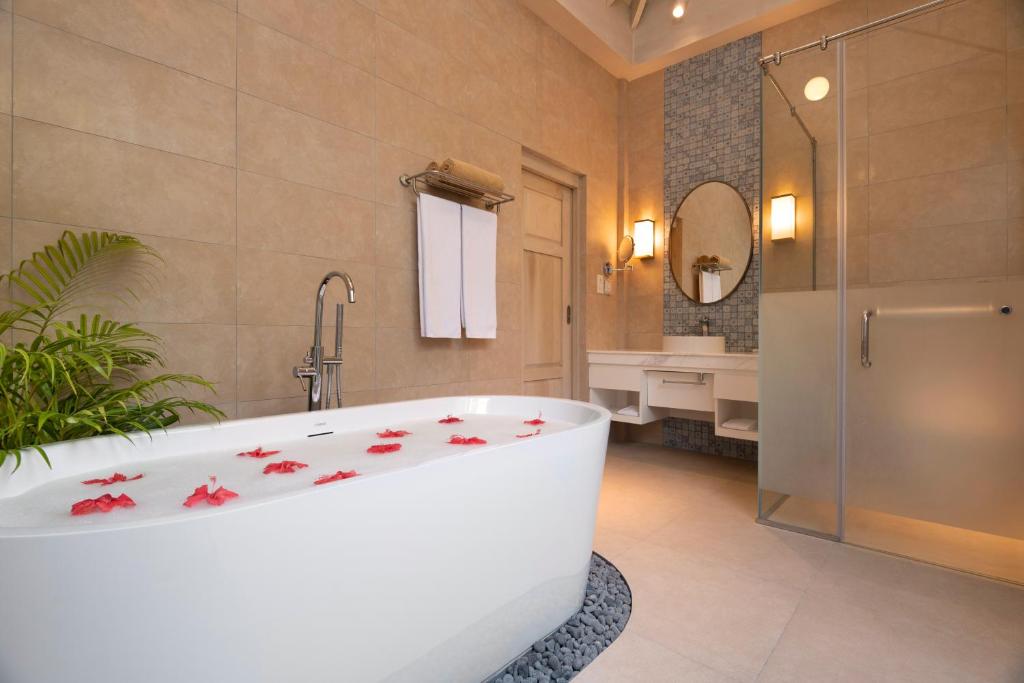 “07 Night Escape to Paradise Bandos Maldives with Standard Beachfront Room”