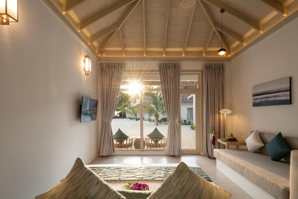 “07 Night Escape to Paradise Bandos Maldives with Standard Beachfront Room”