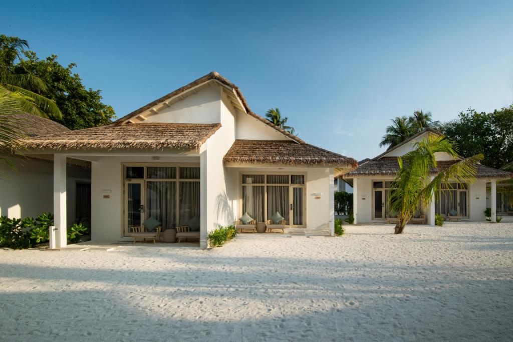 “07 Night Escape to Paradise Bandos Maldives with Standard Beachfront Room”