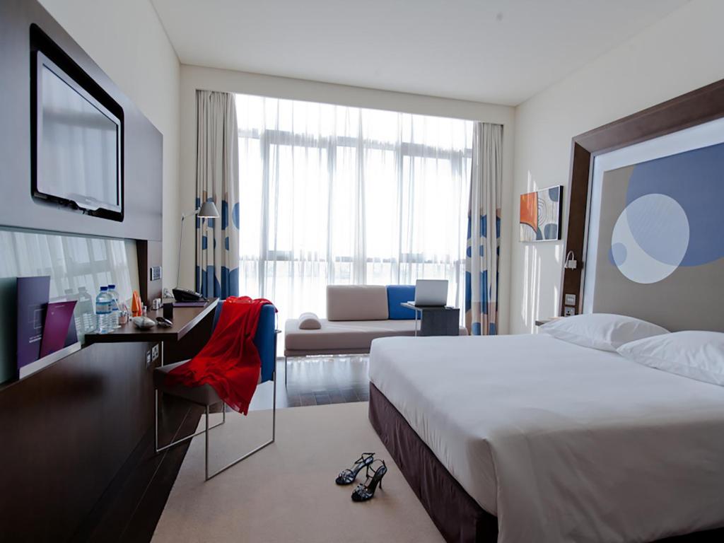 “Experience the Best of Both Worlds: 10 Nights in Abu Dhabi and the Maldives”